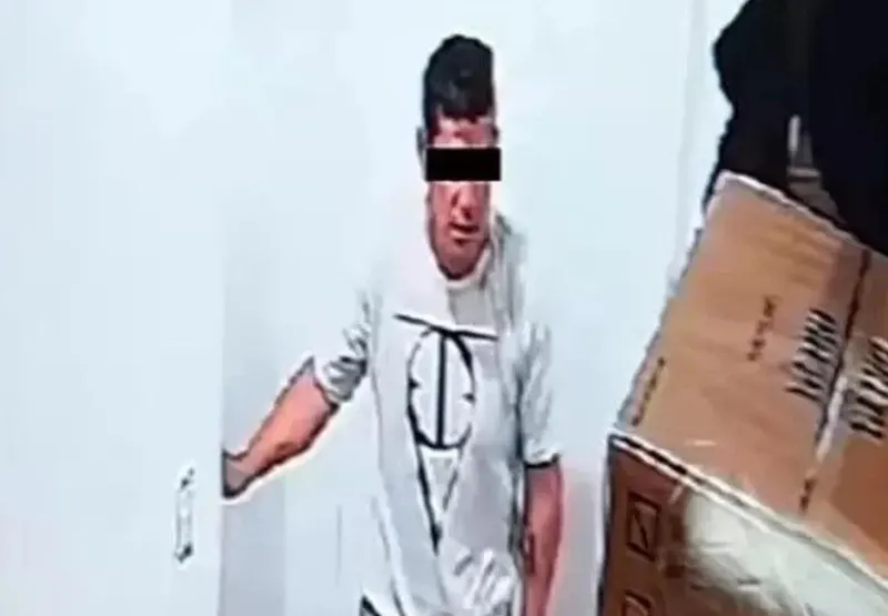el violador quedó filmado por las cámaras de seguridad del local