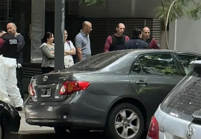 personal policial y vecinos en la vereda de la panadería donde ocurrió la violación