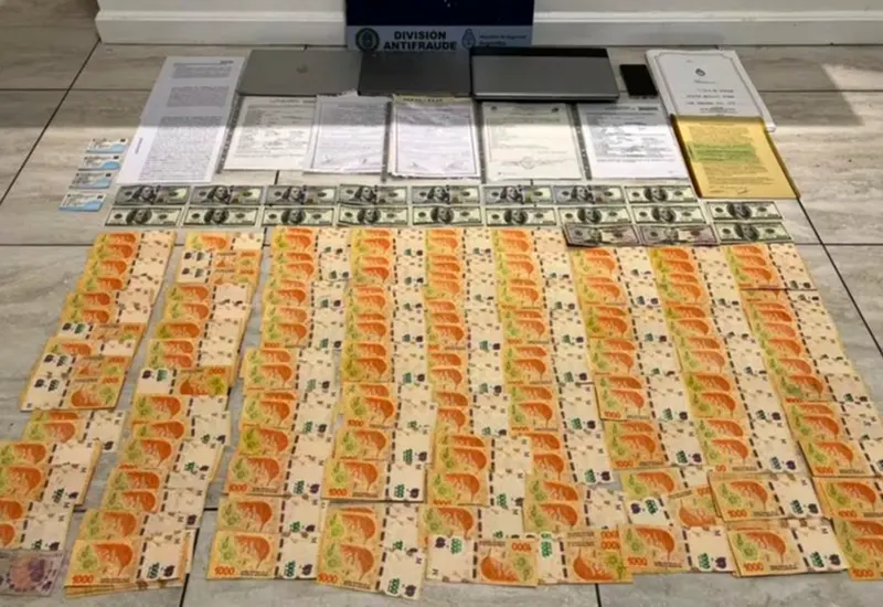 pesos y dólares encontrados en el allanamiento