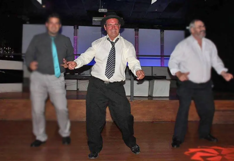 Ricardo Pedersen bailando sonriente