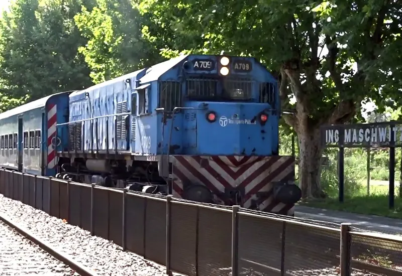 una formación de Trenes Argentinos pasa por la estación de Maschwitz
