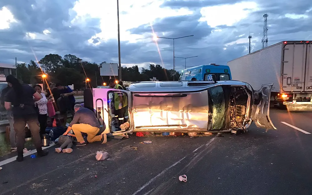 Una familia volvía a Paraguay y volcó en Panamericana: dos mujeres heridas