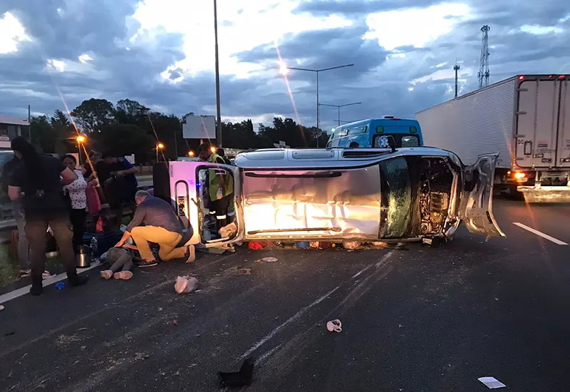 Renault Kangoo volcada sobre la autopista Panamericana