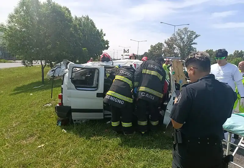 bomberos asisten a las víctimas del vuelco