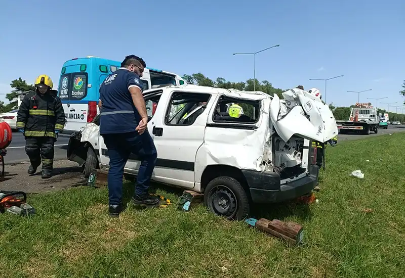 bomberos asisten a las víctimas del vuelco
