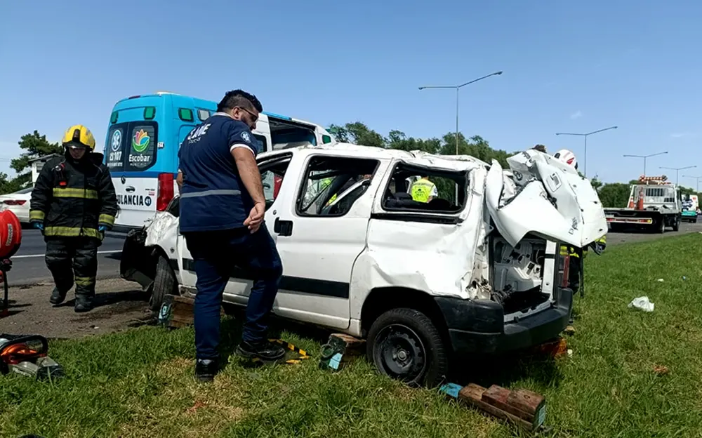 Impactante vuelco de un utilitario en Panamericana: tres personas heridas