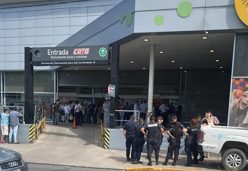 personal policial en la puerta de la sucursal de Coto