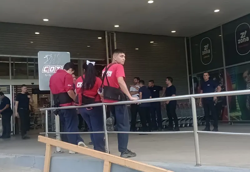 empleados de Coto en la puerta de la sucursal