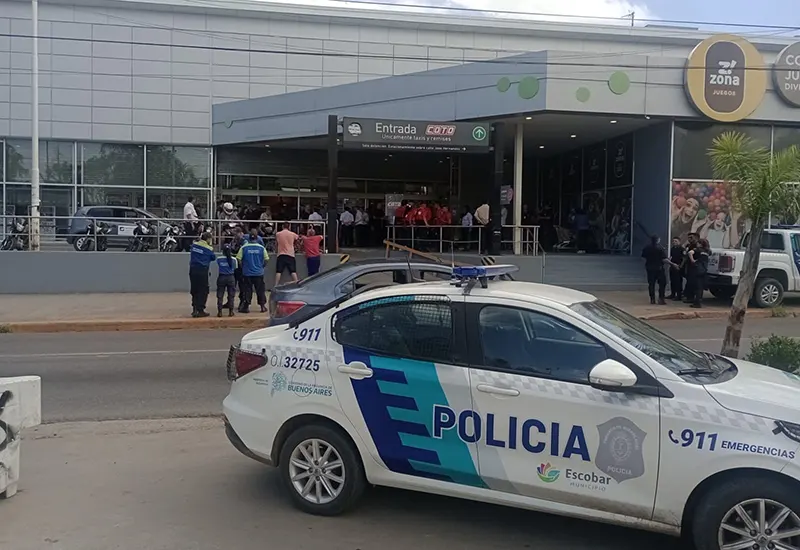 patrulleros y prevención comunitaria en la puerta del local de Coto en Garín