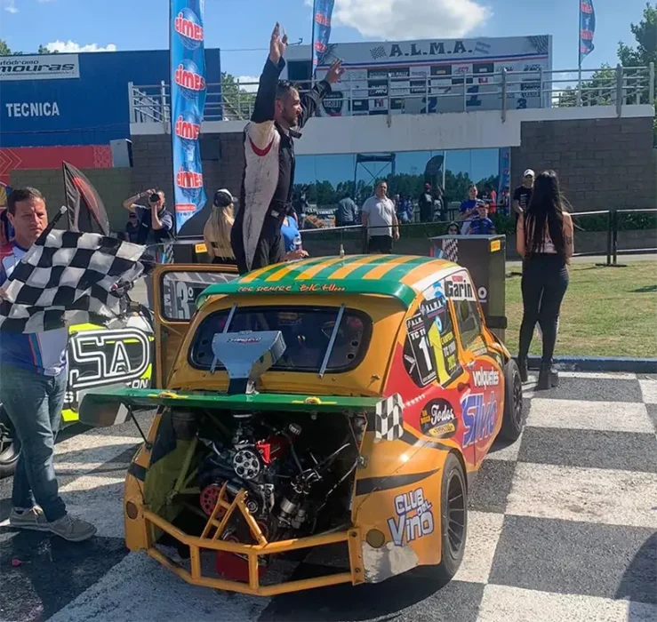 el piloto Gastón D'Angelo festeja en su auto