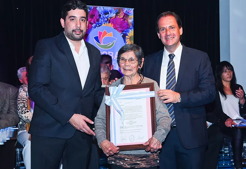 Dionisia Sequeira con el intendente Ariel Sujarchuk, al recibir una distinción