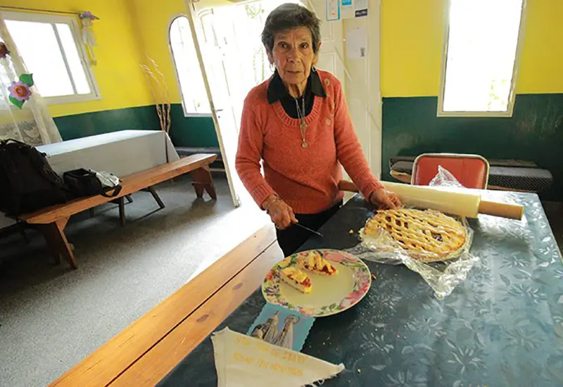 Dionisia Sequeira en su comedor