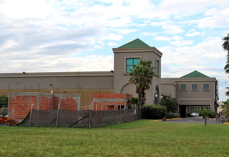 avance de obras en el futuro complejo de pádel sobre la calle César Díaz