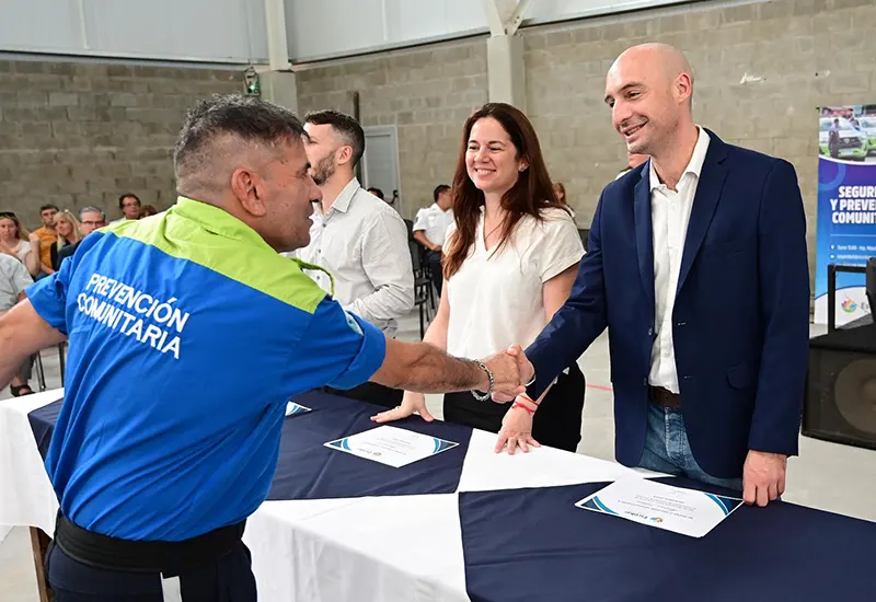 Ramil saluda a un preventor comunitario tras entregarle una distinción en un acto
