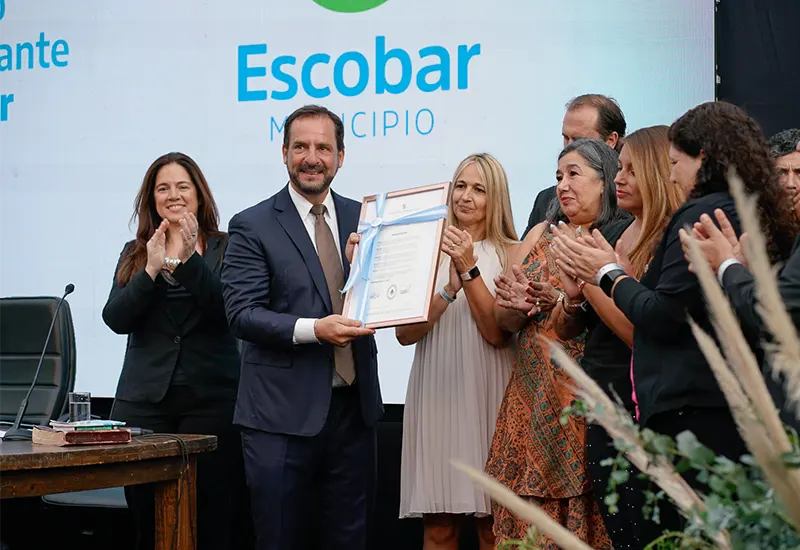 Sujarchuk recibe una distinción de los concejales