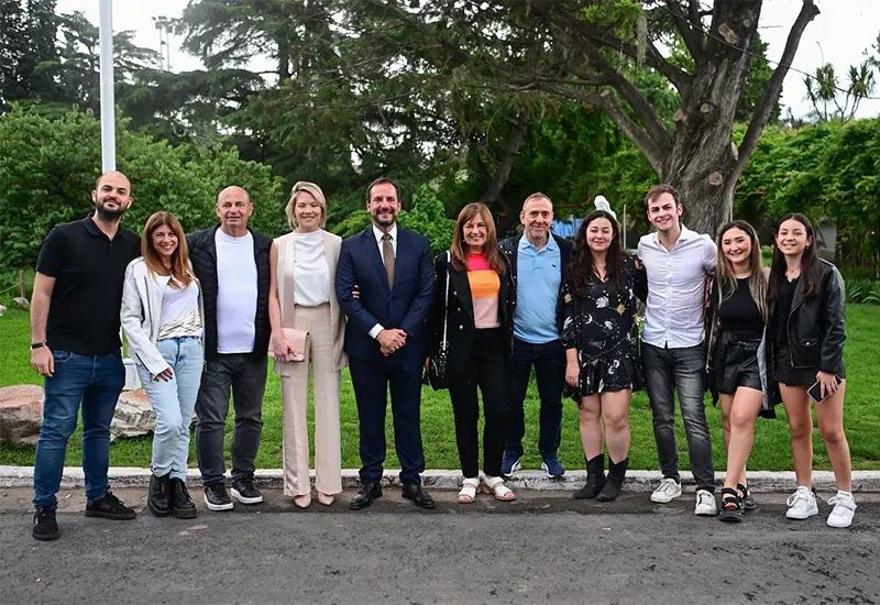 Sujarchuk junto a familiares, en el parque de al Fiesta de la Flor