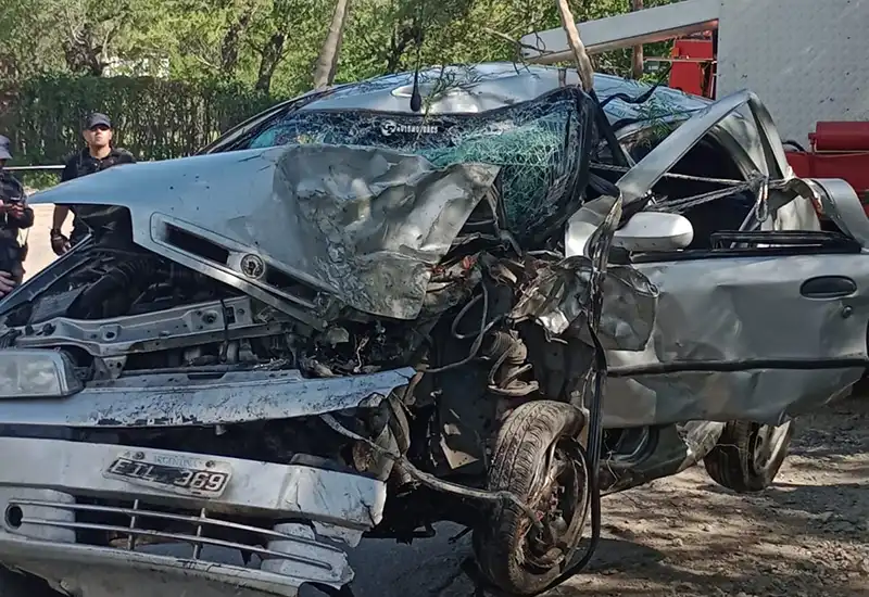 una grúa retira el auto chocado