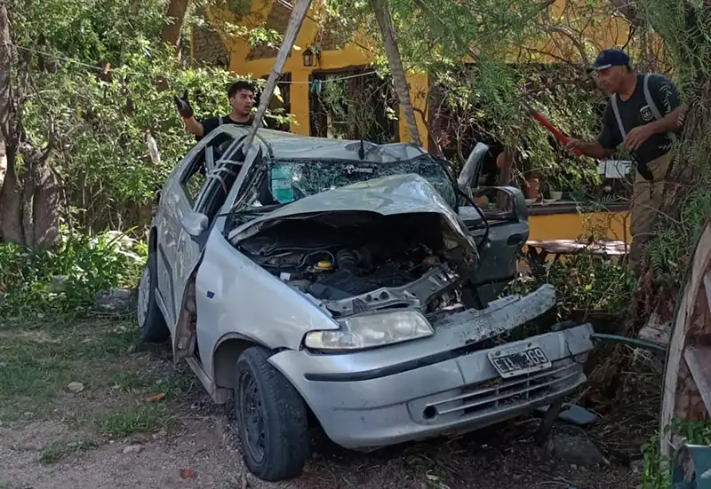 una grúa retira el auto chocado