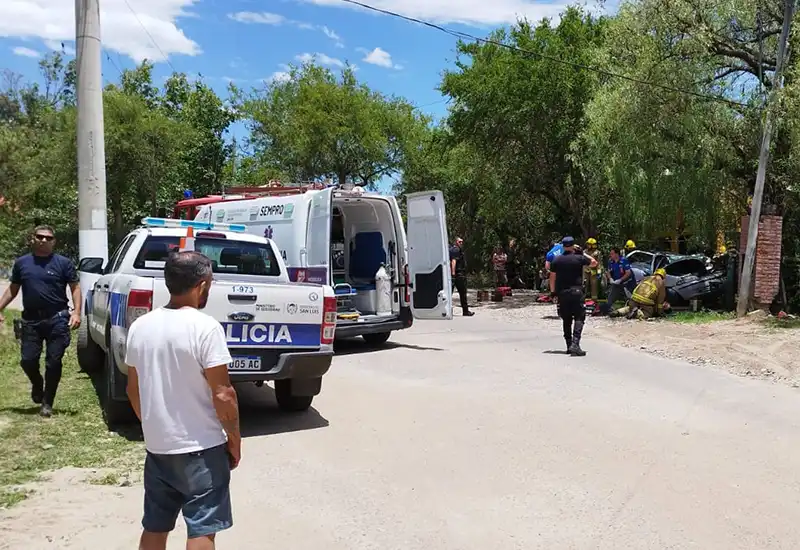 socorristas y policías en el lugar del accidente