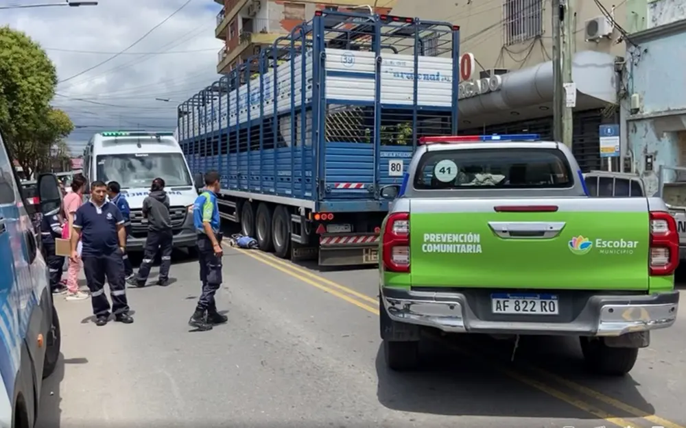 Camión de ganado atropelló y mató a una mujer en pleno centro de Escobar