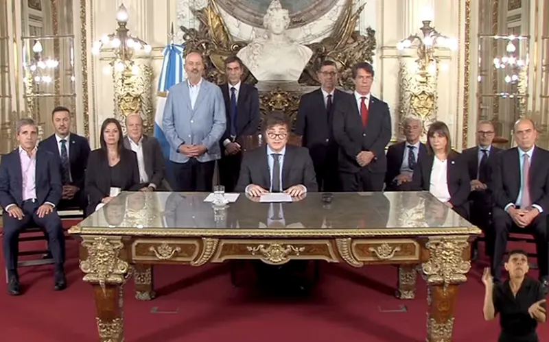 Javier Milei anuncia el DNU en cadena nacional, rodeado de funcionarios