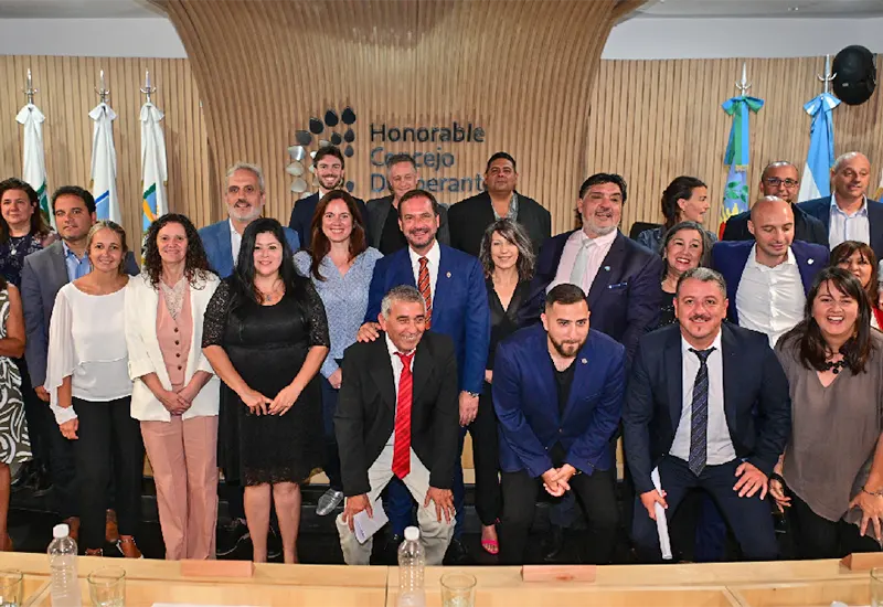 concejales y autoridades del Concejo junto al intendente Sujarchuk