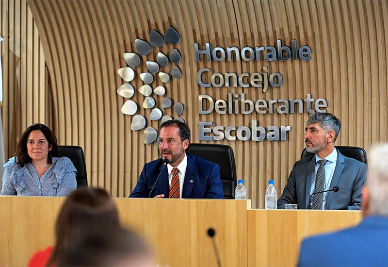 el intendente Ariel Sujarchuk pasó al estrado del Concejo para saludar a los concejales