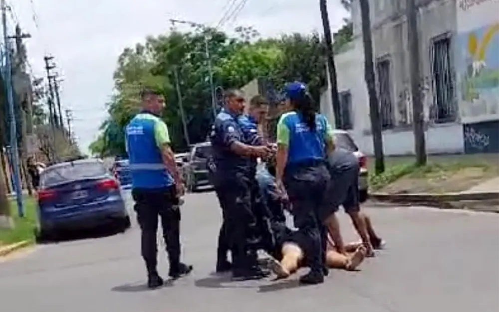 “¡Libérame Dios!”: Chocó con su moto en Garín y se desnudó en plena calle