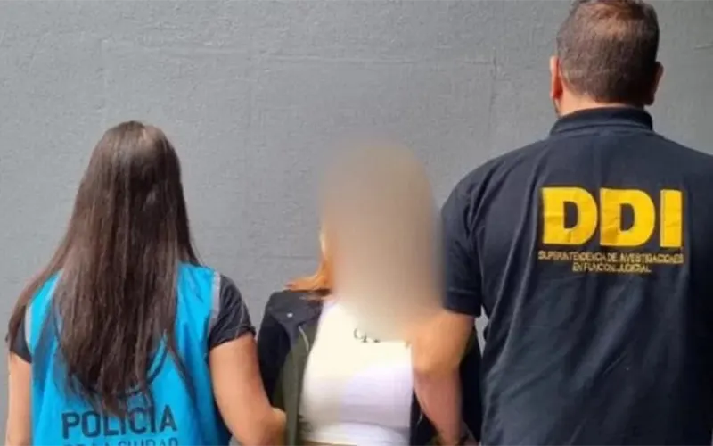 la joven detenida con personal de la DDI y de la Policía de la Ciudad