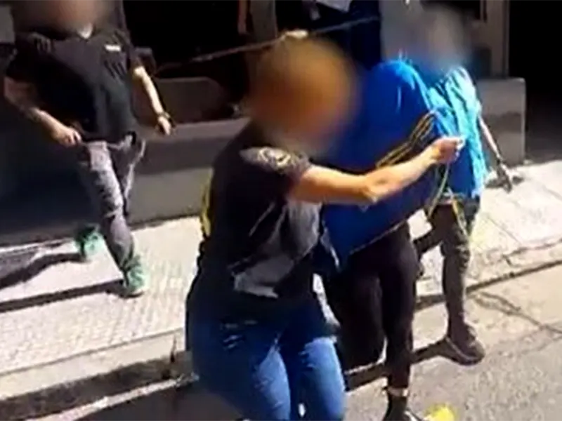 personal policial traslada a la joven detenida