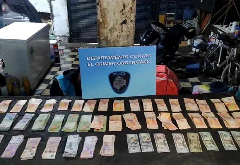 dinero decomisado en uno de los inmuebles allanados