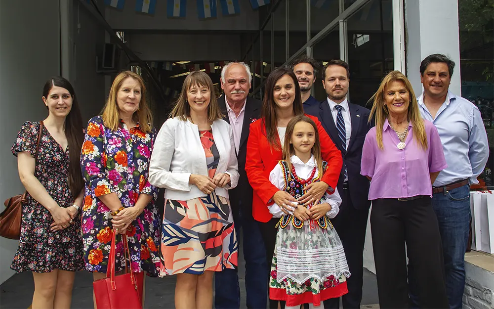 La embajadora de Polonia visitó la fábrica de Szykula Aguas Escobar