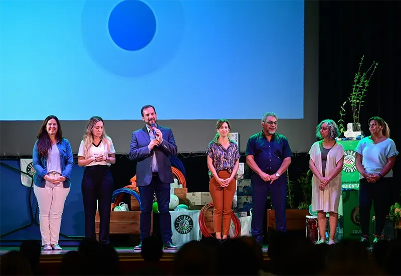 El intendente da su mensaje en el cierre de Escuelas por el Ambiente 2023, rodeado de autoridades
