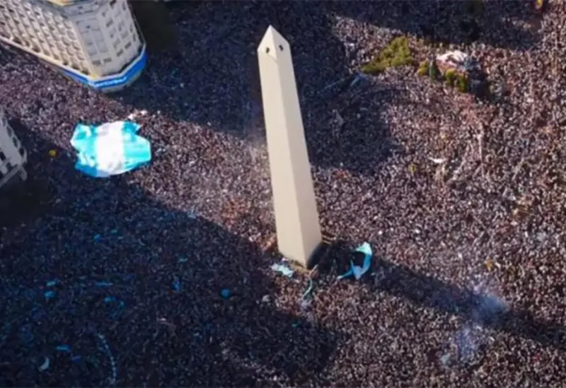 festejo multitudinario en la avenida 9 de Julio, una de las imágenes de la película Muchachos