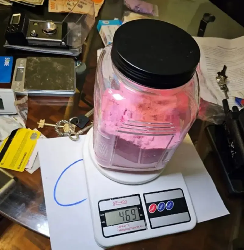 frasco con cocaína rosa