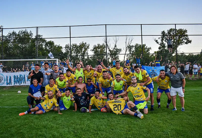 el plantel de La Fraternidad festeja el campeonato