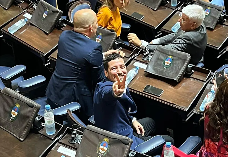 Leonardo Moreno saluda desde la banca a los militantes que lo acompañaron en su asunción. 