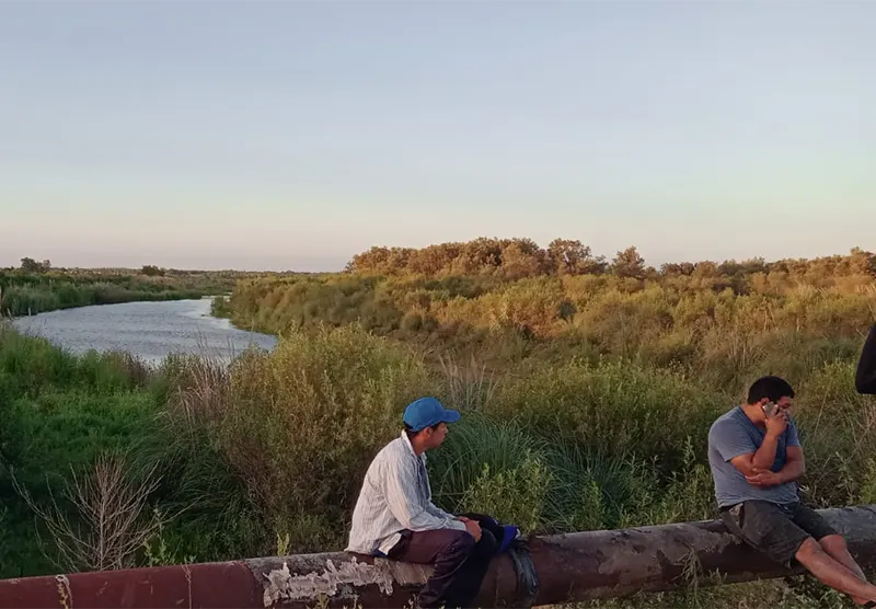 amigos del pescador ahogado, a un costado de la laguna