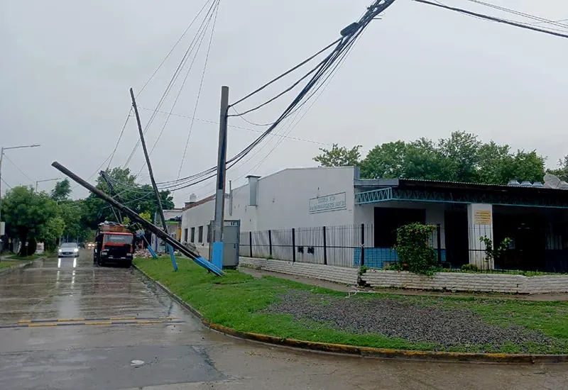 postes de Edenor volteados por el temporal