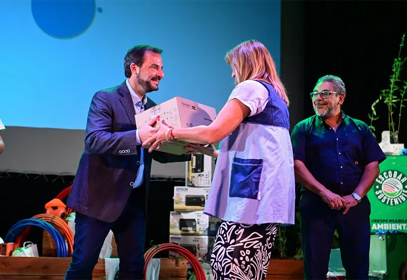 el intendente Sujarchuk entrega un premio a una escuela