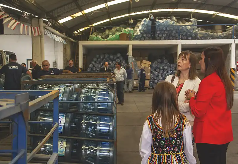 Micaela Szykula recorre la planta junto a la embajadora