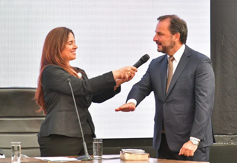 Sujarchuk jura frente a la presidenta del Concejo Deliberante, Laura Guazzaroni.