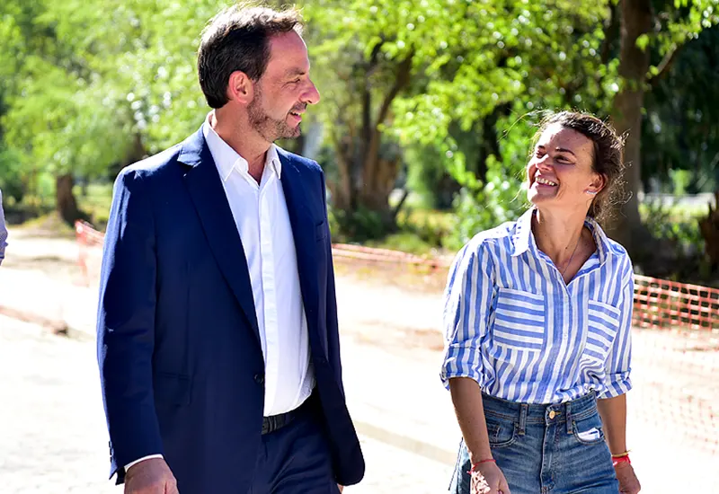 Ariel Sujarchuk camina junto a Verónica Sabena