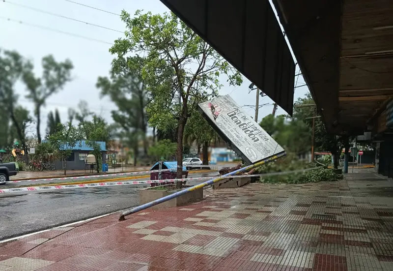 cartel comercial derrumbado por el viento