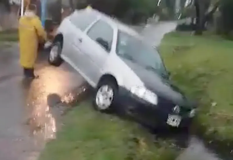 auto caído en una zanja