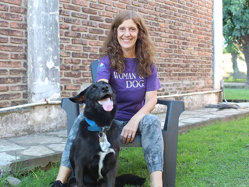 Andrea Viqueira con un perro