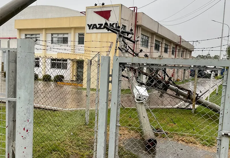 transformador caído en el predio de la empresa Yazaki