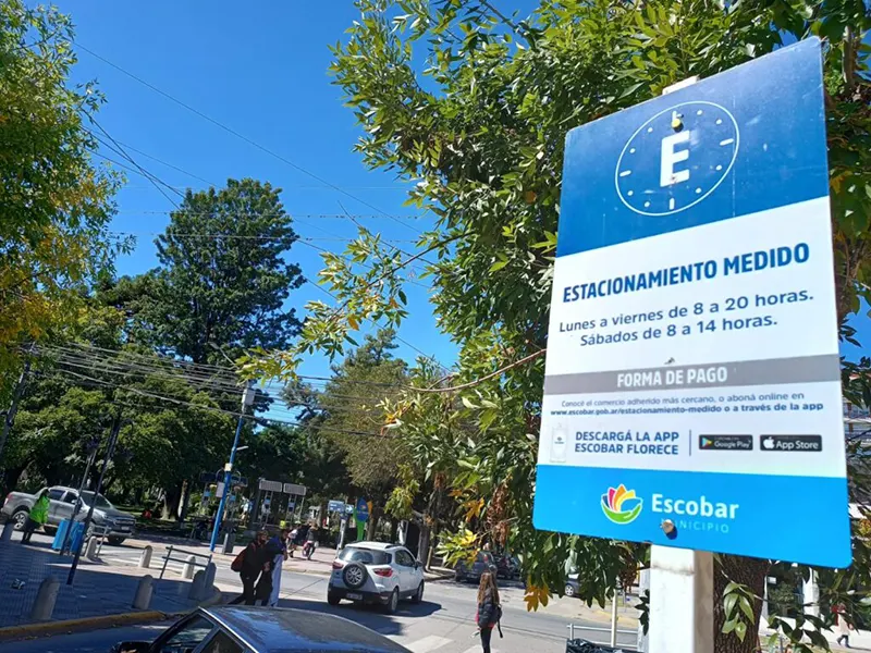 cartel de estacionamiento sobre la calle Asborno