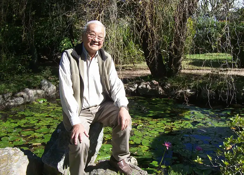 Telmo Hisaki en el jardín japonés de su casa