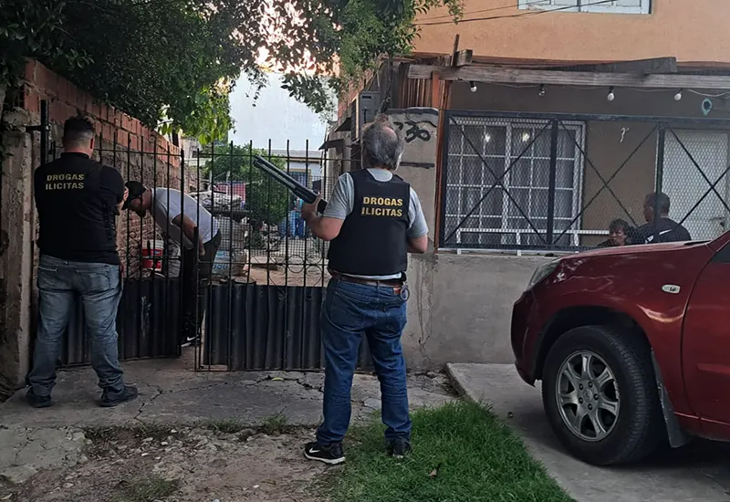 efectivos policiales en una de las viviendas allanadas